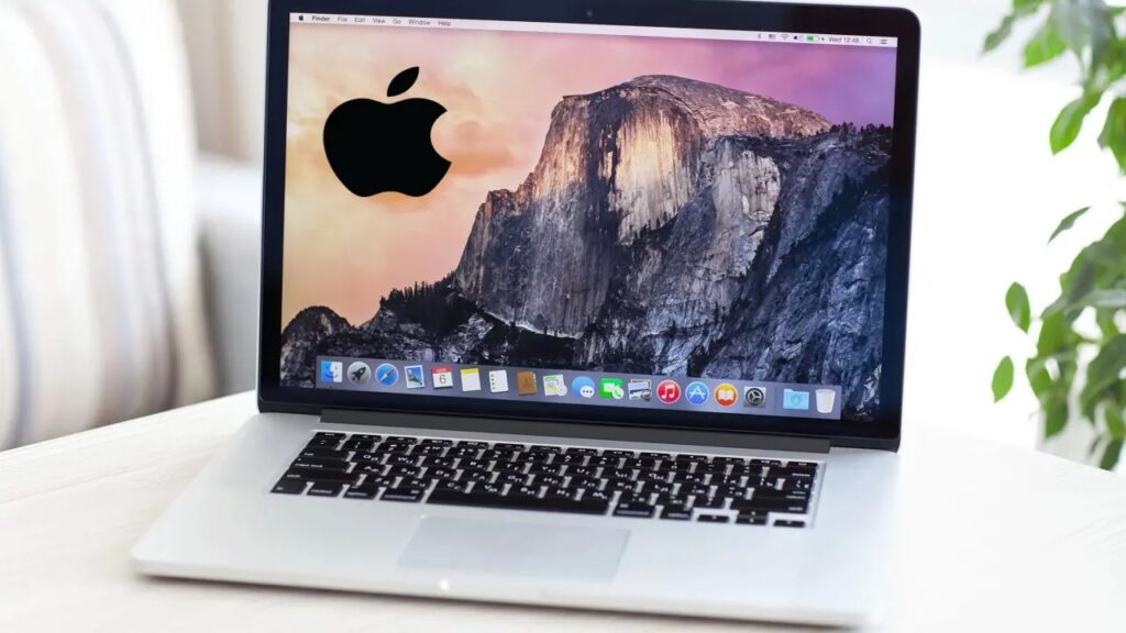 Apple acelera la adopción de pantallas OLED y planea incorporarlas a cinco líneas de producto en dos años, comenzando con el MacBook Pro M6 rediseñado.