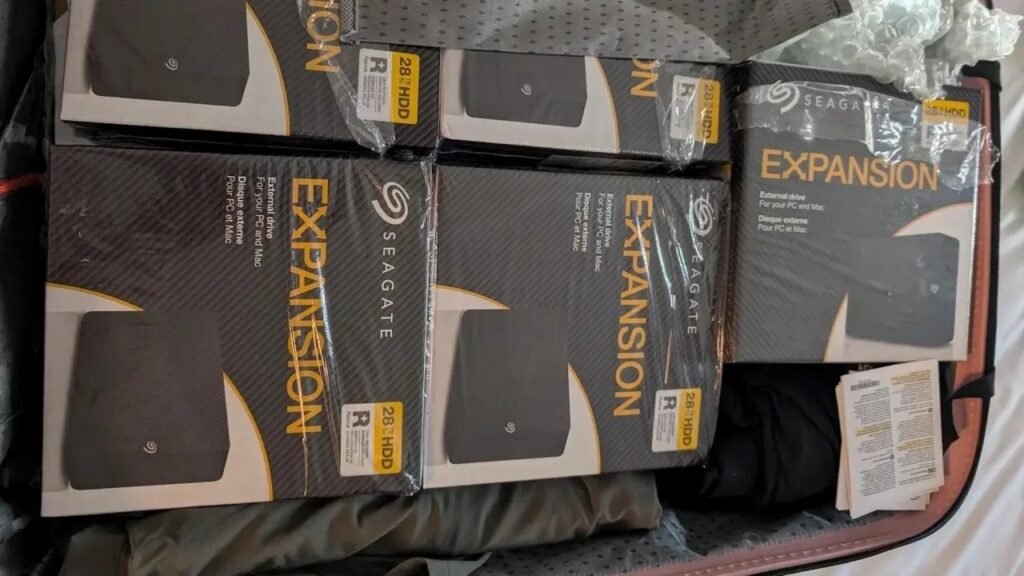 Un británico vuela a Nueva York solo para comprar 10 discos duros de 28 TB: se ahorra 2.300 euros