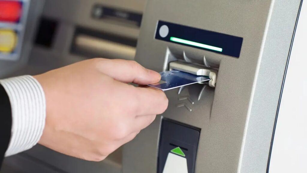 Alerta por la estafa del hilo invisible en cajeros: así pueden robarte la tarjeta y tu dinero sin que te des cuenta