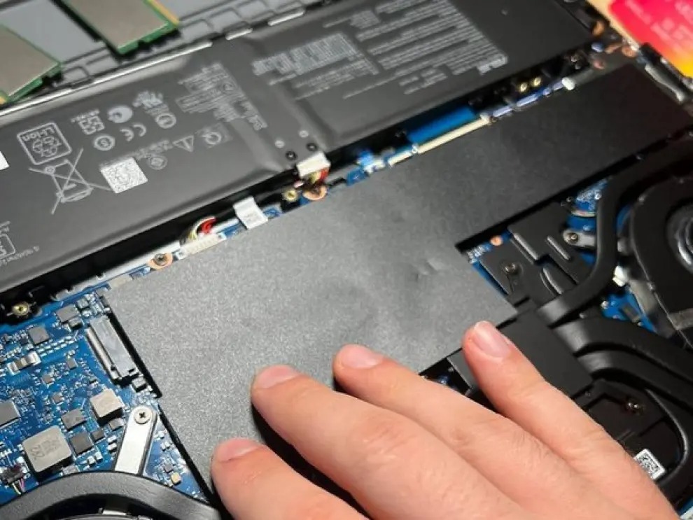 ¿Para qué sirve la lámina de plástico negro que cubre las memorias RAM y los SSD en los ordenadores portátiles?