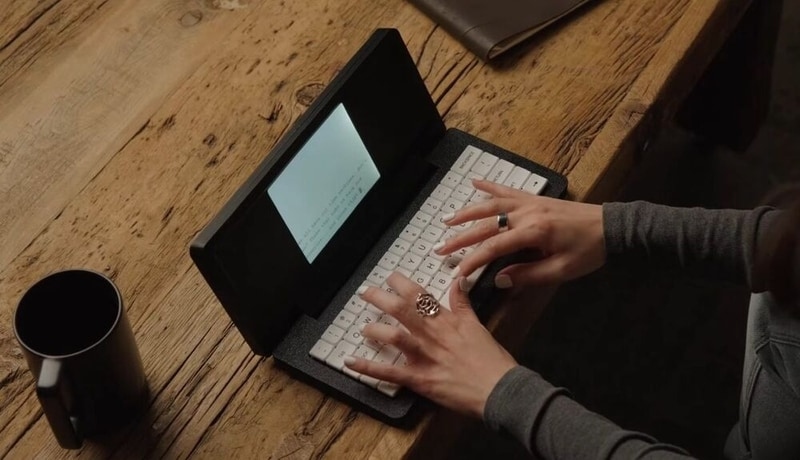 Zerowriter Fold, así es la máquina de escribir moderna con pantalla e-ink que dispone de una batería de 100 horas de duración