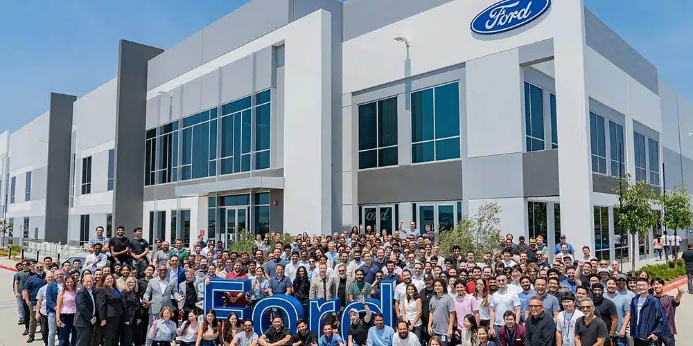 Ford creyó que la IA podía sustituir a sus ingenieros veteranos, perdió años de experiencia y acabó llamando de vuelta a expertos para arreglar el desastre