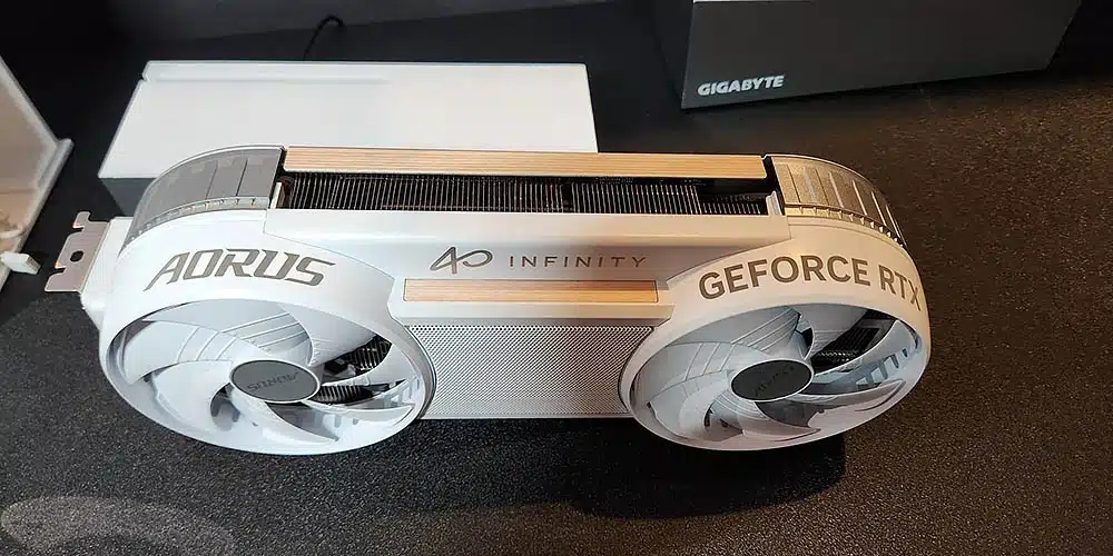 ¿Una RTX 5080 con el conector 12V-2×6 refrigerado? Así es la GIGABYTE AORUS GeForce RTX 5080 INFINITY WOOD 16G