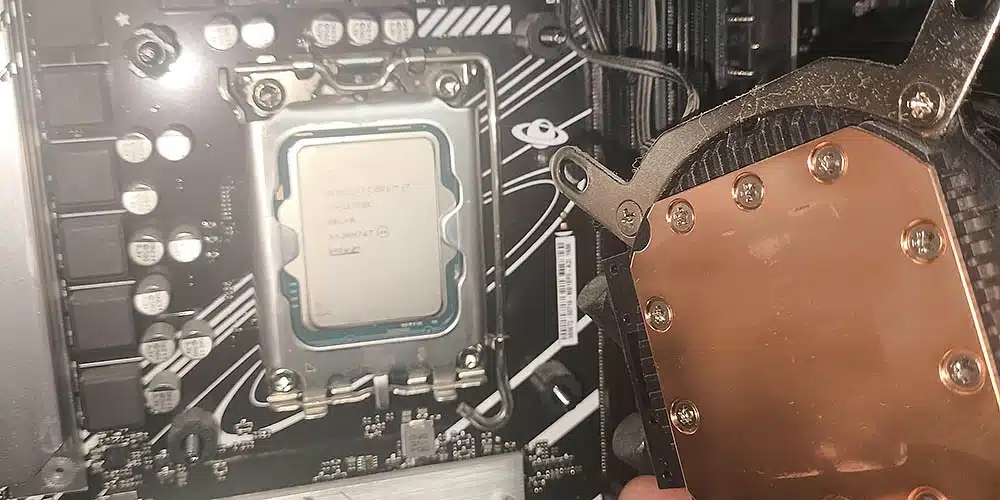 Abre su PC tras 3 años y descubre por qué su Core i7-12700K alcanzaba los 100 °C: no tenía pasta térmica